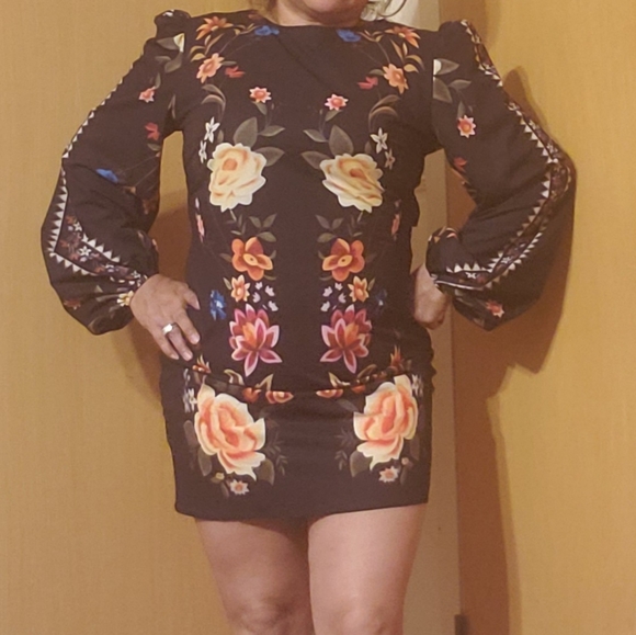 Women's Mini Dress - Open Back - Picture 4 of 8